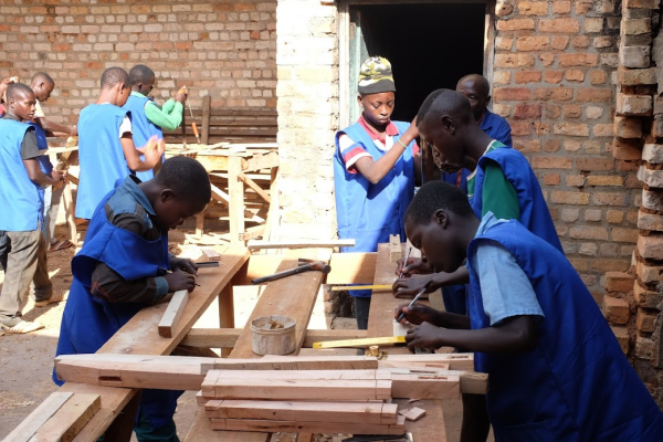 Formation d'apprentis menuisiers à Huyé