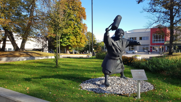 "The Woman with the Handbag", statue de Danuta Danielsson, célèbre pour avoir été photographiée à Växjö par Hans Runesson en train de frapper avec son sac à main un néo-nazi lors d'un défilé