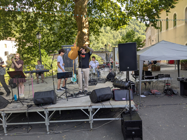 Les musiciens en train de préparer le plateau avec l'aide des équipes de régie technique.