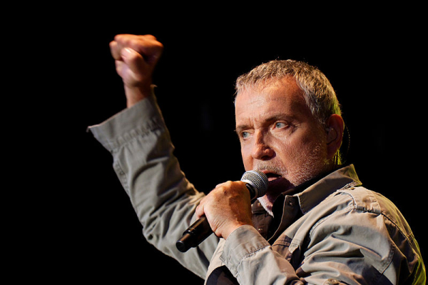 Bernard Lavilliers en concert sur la scène Landaoudec lors du festival du bout du Monde à Crozon dans le Finistère (France)